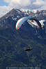 Paraglider Flug vor Gipfelfelsen bequemes Fliegen unter Gleitschirm