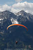 Paragliding vor Bergfelsen Pilot in Flug unter Gleitschirm