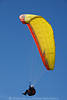 Paragleiter Gleitflug in Gelbschirm am Blauhimmel Farbkontraste