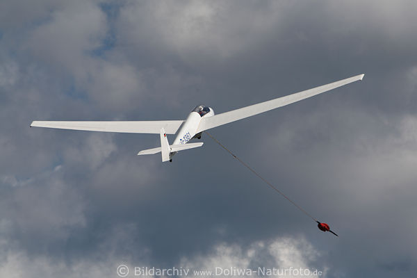 Motorloses Segelflugzeug an Leine Start in Wolken 