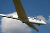 002179_ Segelsturzflug Foto: Segelflieger Geschwindigkeit Portrait am Himmel mit Pilot in Flugzeugkabine