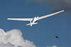 002180_ Segelflieger an Leine start zum Segelflug im motorlosen Segelflugzeug am Blauhimmel Foto