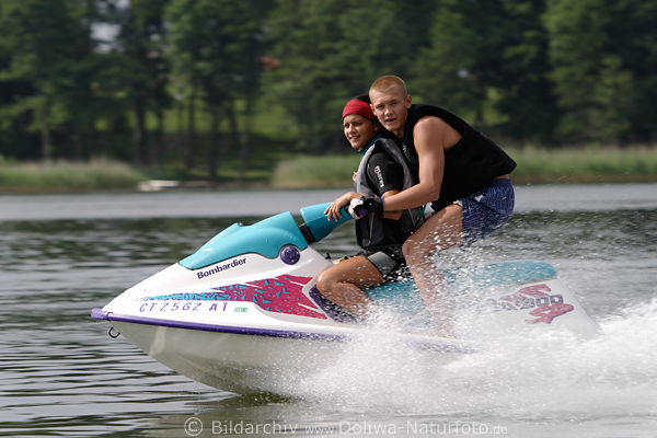Junges Paar Frau & Mann im Jetski Bombardier Foto Motorrad �ber Wasser sausen, rasen