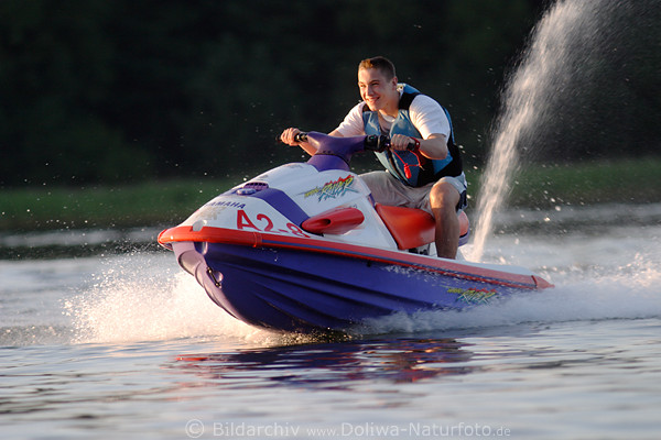 Jet-Ski-Spass Bewegung Foto Junge Teenager Emotion Wassertour Freude am Fahren in Rauschtempo