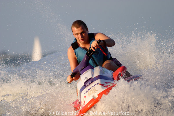 Mann mit Yamaha Jet-ski Scooter Bild in Gischt Spritzwasser, Junge Motorrad Spass auf See