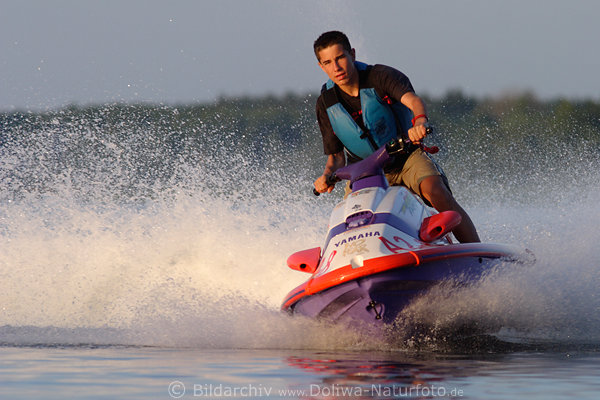 Wasserjet Mann Aktion Foto, PS starke Jet-Ski Yamaha Maschine, Spritzfahrt, Freizeitsport in Wasser
