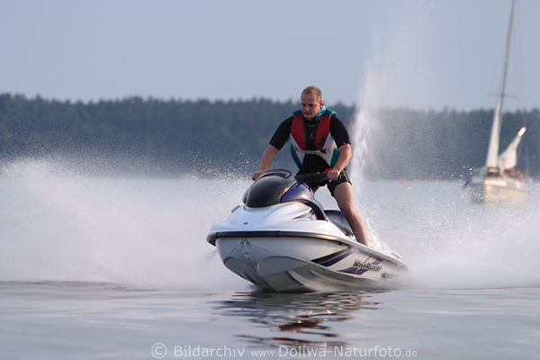Mann Jetbootfahren Foto �ber Wasser gleiten, stehend sausen in Rauschtempo