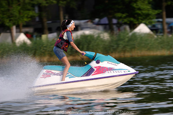 Frau mit WasserjetBombardier Jetski Wasserfahrt, Jetmaschine �ber Wasser gleiten Bild