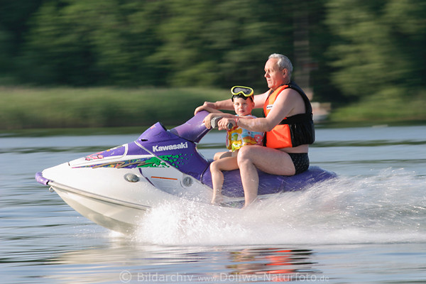Mann Opa mit Kind Senior mit Kawasaki-Jet Bild �ber Wasser sausen, Dynamikfahrt