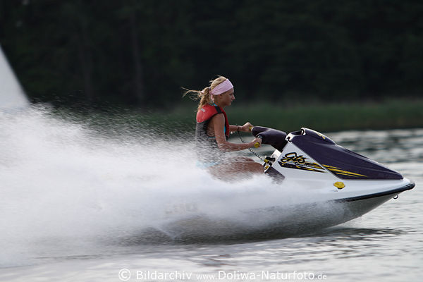 Frau mit Wasserjet �ber Wasser gleiten, Jetmaschine GTS Rotax Marine Jetski Wassermotorrad