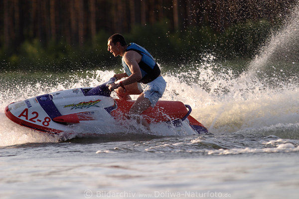 Jet-ski Dynamik Foto in Spritzwasser Mann auf Motorrad, Freizeitsport Erlebnis, Jet Maschine