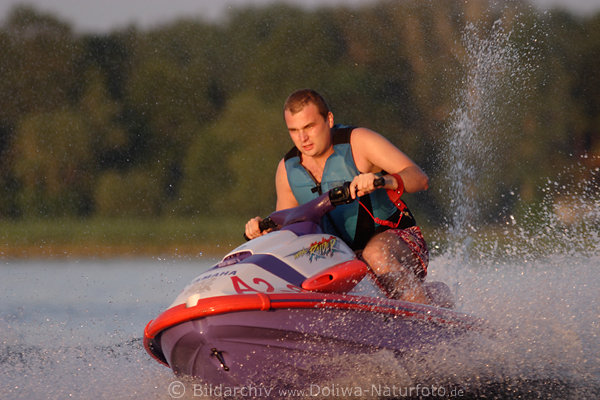 Jetski Motorrad Dynamik-tour mit Yamaha Wasserjet, Mann Spritzfahrt Foto, Teenager