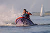 45573_Jetski Motorrad Aktion-Fahrt Bild Mann in Wasser-Spritzer vor Segelboot im Hintergrund