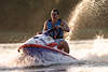 45616_Jetski Spass Foto Mann Freude am Fahren mit Wasserjet Spritztour Dynamik Fahrfreude
