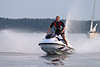 56483_Wave Runner photo, Mann Jetbootfahren Foto über Wasser gleiten, stehend sausen in Rauschtempo