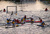 52718_ Kanupolo Wassersport Aktionfoto, Polo Ballsport im Kanu auf Wasser, Kanuten im Kanu-Polo Foto