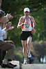 904806_ Gary Marathonfoto, Läufer Laufbild am klatschenden Publikum Sportportrait von Laufstrecke
