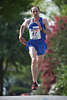 904807_ Marathonfoto Manuel Läufer im Laufsprung Sportfoto vor Alsterallee Laufstrecke in Bäumen