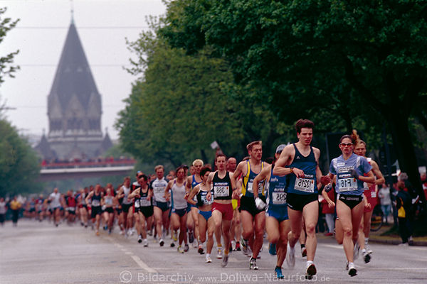 Hamburg Marathon-Lauf vor Holstentor Kirchturm