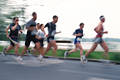Läufer Bewegungsspuren Foto Laufrausch Geschwindigkeit Unschärfe Dynamik am Alstersee