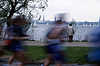 Marathon Läufer Foto vor Alster Segelbooten Bewegung Unschärfe Frau am Seeufer