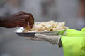 Hand greift Banane auf Teller Foto Läufer Essration Bild Marathon leichte Kost