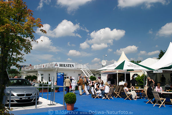 BMW Limusine vor Caf-Zelten Derby-Arena Menschen Tische Blauteppich in Sonnenschein