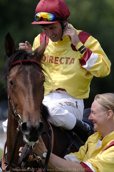 Jockey William Mongil im Pferdesattel Bella Directa bei Galopp-Derby