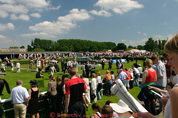 Pferde-Arena Foto Besucher Frau mit Wettzettel vor Galopp-Derby Menge Rennbahn Hamburg