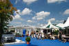 BMW Limusine vor Caf-Zelten Derby-Arena Menschen Tische Blauteppich in Sonnenschein