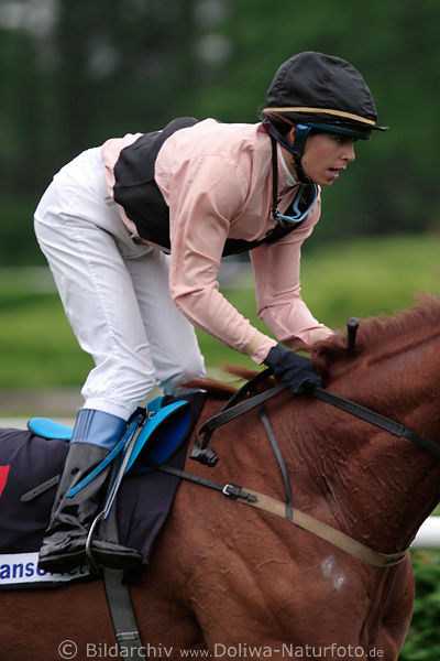 Jockey Frau Caroline Lippert Galoppbild im Sattel