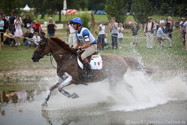 Wasserritt Umberto Riva spritziges Foto im Gelnde Italien Pferd Milady de la loge Aktionbild