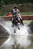 001424_Schwedin Carin Clemensson Superbild in Wasserspritzer Gelnderitt im Galopp Wasserlandung mit Cendrillon Pferd