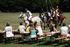 805196_ Polospieler auf Pferden dicht an Zuschauer vorbei in Polo dynamischer Aktionszene Foto