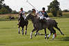 809421_ Dillie Cudmore (England) auf Pferd mit Polostick am Ball in Galopp vor Alexis Pouille (France) Foto