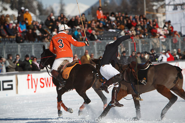 Polospieler Schnee-Landung vom Pferd Sportbild von St.Moritz SnowPolo Weltcup