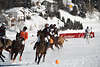 Winterpolo Pferde-Schnee-Galopp zum Ball Reiter mit Sticks auf St.Moritzsee