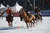 SchneePolo St.Moritz Pferde Polospieler am Ball dynamische Aktionszene
