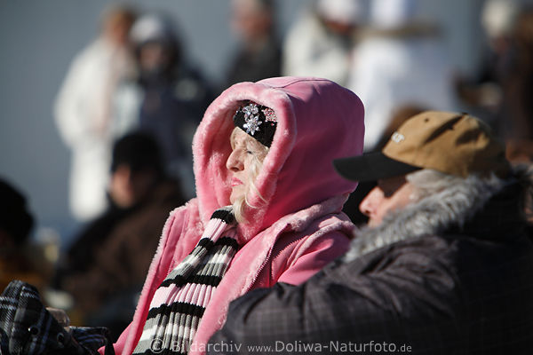 Seniorin im Rosapelz sonnend Schlfchen in St. Moritzer Winter Sonnenschein