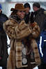 902878_Silvia Affolter Portrt im brauen Winterpelz: Polo St. Moritz Gastgeberin, Damenmode winterlichen Schweiz