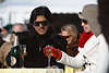 902022_Bollywood Kinostar Mann & Frau Paar Foto von Dreharbeit am Tisch in St. Moritz Winter Polokulisse