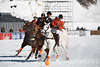 901270_Polo-Vierer Spieler zu Pferd hinter Spielball dynamische Polofotografie auf Schnee in Sankt Moritz