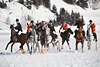 Schnee-Winterpolo Pferde-Gruppe um orange Spielball dynamisches Foto 901327 Naturkulisse Moritzersee