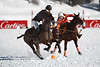 Pferde Reiter Polospiel-Duell um Ball auf Schnee dynamisches Bild Winterpolo Sankt Moritz