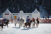 901876_ St. Moritz Polomatch beim Frost im Sonnenschein auf Schnee Polospieler auf schnaufenden Polopferden