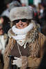 902031_Seniorin schicke Winterkleidung Foto: ältere Dame in Pelzkreation, Pelzmantel & Pelzmütze Modeschau in St. Moritz Wintersonne