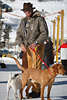 902032_Polofreund mit Paar Hunden Porträt in St. Moritz Wintersonne bei Besuch Polo-Weltcup auf Schnee