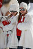 902558_ Mädchen Paar in weißen Pelzen & Mützen mit Taddybär am Arm, Kindermode, Pelzkreation Foto