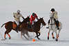 902580_ Poloaktion auf Schnee in St. Moritz, Argentiner Gaston Laulhe Cartier Polospieler am Ball gegen 2 Maybacher im Duell Foto