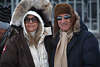 902702_ Poloevent Besucherpaar in fröhliche Gesichter im St. Moritz Urlaub beim Polosportfest auf Schnee